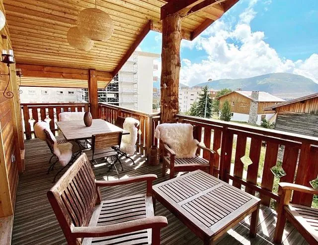 Terrasse plein sud de 16 m² du Chalet Jepima
